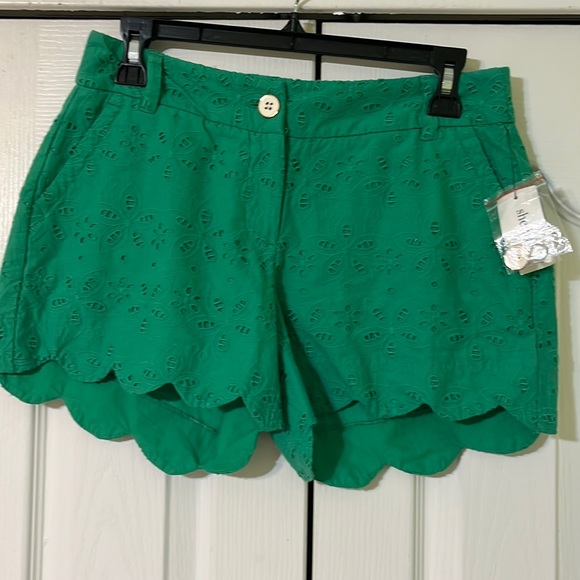 Crown & Ivy petite Shelby Scallop Shorts - Picture 1 of 6